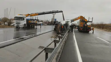 Aksaray'da tır devrildi: 1 ağır yaralı