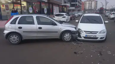 İki otomobil kavşakta çarpıştı: 2 yaralı