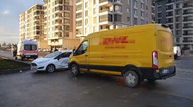 Minibüs ile otomobil çarpıştı: 3 yaralı