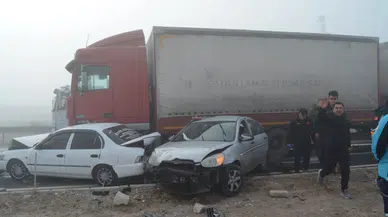 Tır, kırmızı ışıkta duran 4 araca çarptı