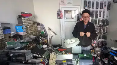 Baba analog, oğlu ise dijital ürünlerin tamirini yapıyor