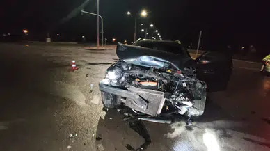 İki otomobil kavşakta çarpıştı: 2 yaralı