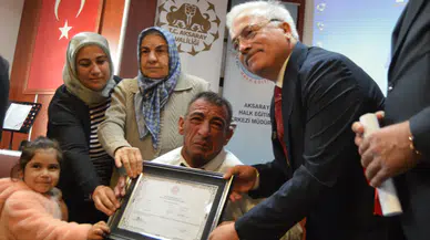 44 yaşında okuma yazma öğrendi; belgesini alırken gözyaşlarını tutamadı