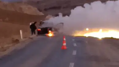 Seyir halindeki otomobil yandı; o anlar kameraya yansıdı