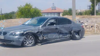 Hafif ticari araç ile otomobil çarpıştı: 6 yaralı