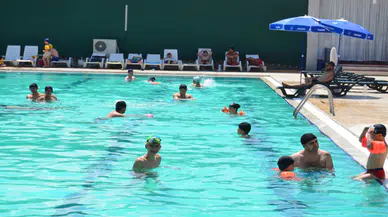 Aksaray'da Sıcaktan Bunalanlar Havuza Akın Ediyor
