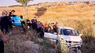 Otomobil, su kanalına devrildi: 4 yaralı