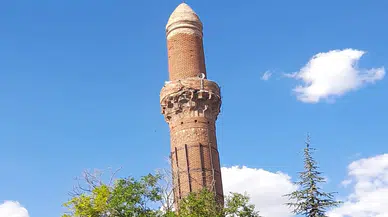 Aksaray'ın 800 Yıllık Simgesi: Eğri Minare'nin Hikâyesi
