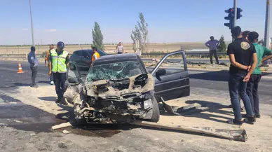 Otomobil kırmızı ışıkta bekleyen kamyonete çarptı: 3 yaralı