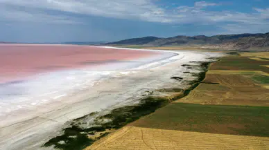 Tuz Gölü pembe rengiyle büyülüyor