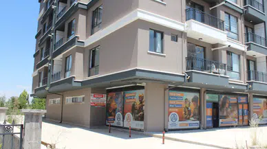 Cam silerken 1'inci kattan düştü, ağır yaralandı