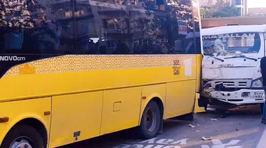 Kamyonet halk otobüsüne arkadan çarptı: 1 yaralı