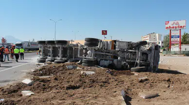 Aksaray'da taş yüklü hafriyat kamyonu devrildi: 1 yaralı