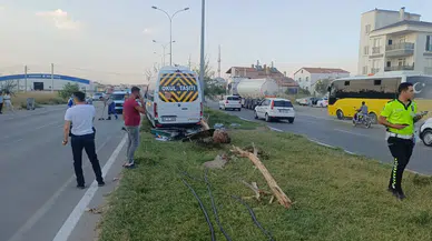 İşçi servisi refüjdeki reklam panosuna çarptı: 6 yaralı