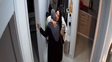 Kirlenmesin diye ayakkabılarını çıkardı