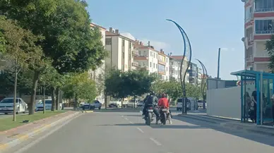 Zinciri kopan motosikleti ayağıyla itti