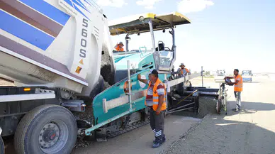 Aksaray'da Yeni Çevre Yolunda Sıcak Asfalt Çalışması Başladı