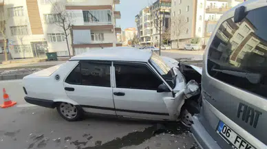 Park halindeki araca çarpan sürücü yaralandı