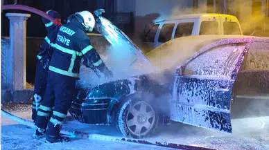 Park halindeki otomobil yandı