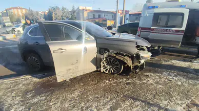 İki otomobil çarpıştı: 1 yaralı