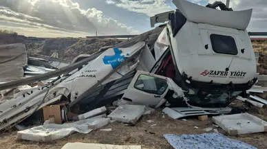 Demir profil yüklü tır şarampole düştü: 1 ağır yaralı