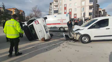 Otomobil ile hafif ticari araç çarpıştı: 2 yaralı