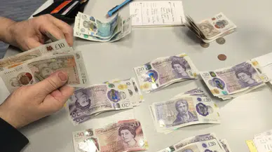 Aksaraylı gurbetçi, içi para dolu bulduğu cüzdanı polise teslim etti