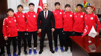 Aksaraylı güreşçiler başarılarını İl Müdürü Yıldız ile paylaştı