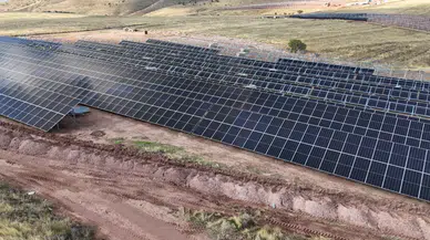 Kılıçaslan Tepesi’nde güneş enerjisi santrali için panel kurulumu başladı