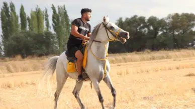 Cirit ile biniciliğe başlayan Furkan’ın atlı akrobasi gösterisi vatandaşların ilgisini çekiyor