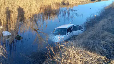Sulama kanalına uçan otomobilin sürücüsü burnu bile kanamadan kurtuldu
