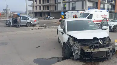 İki otomobil kavşakta çarpıştı: 1 yaralı