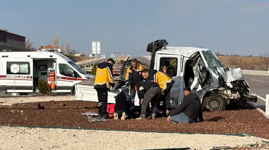İşçi servisi ile ekmek servisi çarpıştı: 6 yaralı