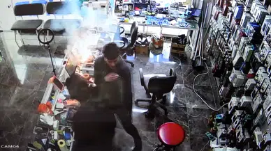 Tamire getirilen cep telefonunun bataryası patladı; o anlar kamerada