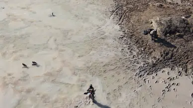 Kaçak avcılar doğa koruma ekiplerine ateş açtı, memurlar olay anlarını kaydetti