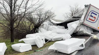 Nevşehir Yolunda Tır Devrildi: 1 Yaralı