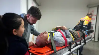 Çalıştığı inşaattan düşüp yaralandı, acil servise götürülürken oğlu başından ayrılmadı