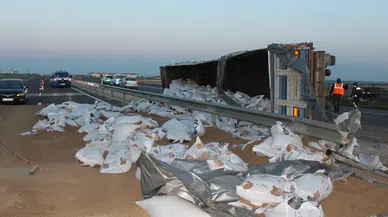 Tır refüje devrildi, yardım etmek için duran araca başka araç çarptı: 1 ölü, 5 yaralı