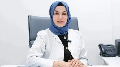 Belirtiler genellikle yaşamın ilk üç yılında fark edilir