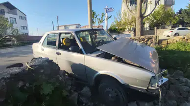 Otomobil Bahçe Duvarına Çarptı: 2 Yaralı