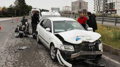 Kullandığı otomobil, eşinin mesai arkadaşının motosikletiyle çarpıştı: 1 ağır, 2 yaralı