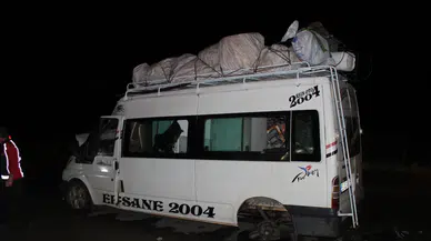 Tarım işçilerini taşıyan minibüs tır'a arkadan çarptı: 12 yaralı