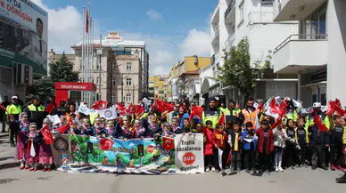 Aksaray’da Trafik Haftası kapsamında miniklerden pankartlı uyarı