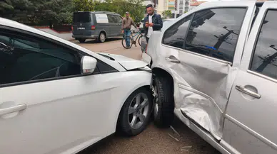 İki otomobil çarpıştı: 1 yaralı