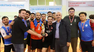 ASÜ Spor Şenliklerinde voleybol   şampiyonu Mühendislik Fakültesi oldu