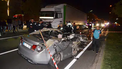 Otomobil, tır’a arkadan çarptı; sürücü yaralandı, ağabeyi öldü