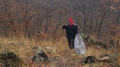 Hem hayvanları beslediler hem çöp topladılar