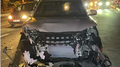 İki otomobil kavşakta çarpıştı: 2 yaralı