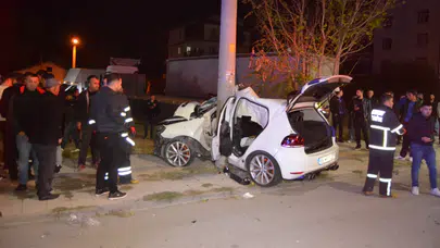 Otomobil Elektrik Direğine Çarptı: 2 Ağır Yaralı