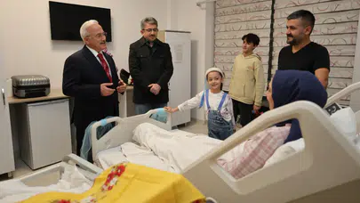 Aksaray Valisinden Öğretmenler Gününde 3. Çocuklarını kucağına alan Öğretmen çifte sürpriz ziyaret